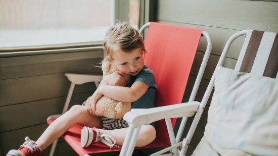 ¿Qué-siente-un-niño-cuando-sus-padres-golpean-su-juguete-para-que-coma