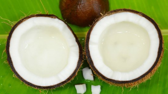 Beneficios-del-agua-de-coco-para-mantener-a-tu-hijo-hidratado