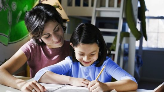 Lo-que-sí-y-no-debes-hacer-cuando-ayudas-a-tu-hijo-en-su-tarea