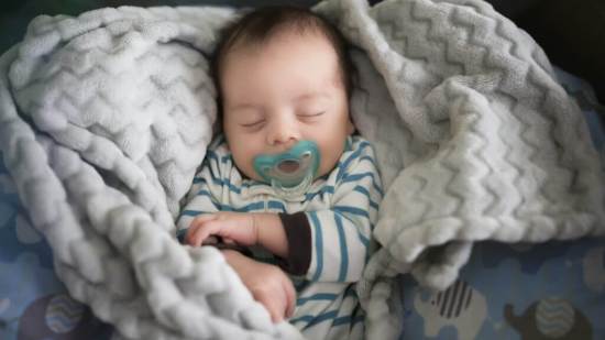 3 errores comunes de los papás a la hora de dormir a los niños
