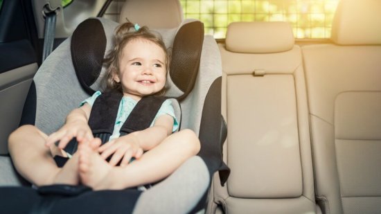 como-poner-correctamente-silla-del-bebe-en-coche