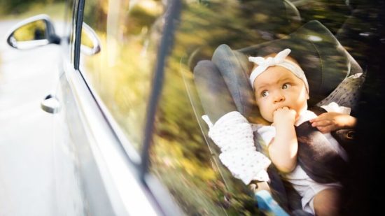 como-debe-ir-un-bebe-nino-en-el-coche-automovil