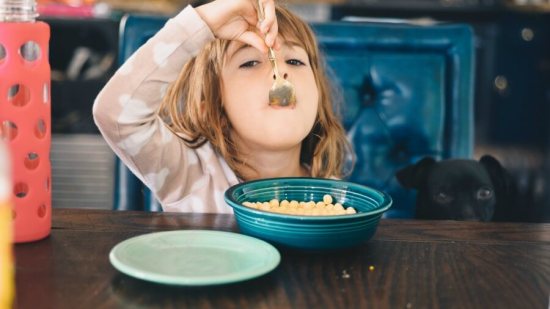 3-cosas-raras-que-hacen-los-niños-al-comer-