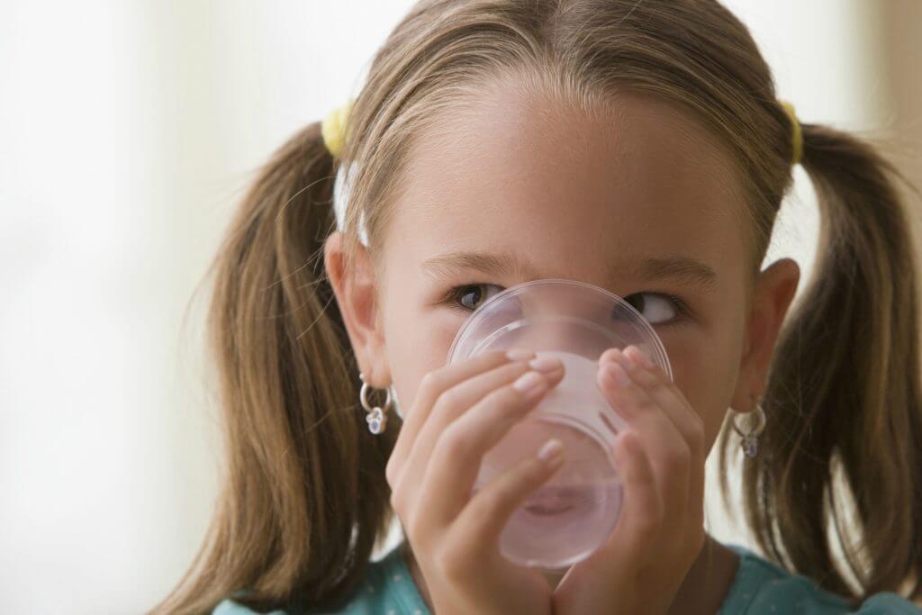 9-beneficios-del-agua-que-tu-hijo-necesita-para-su-desarrollo-cognitivo