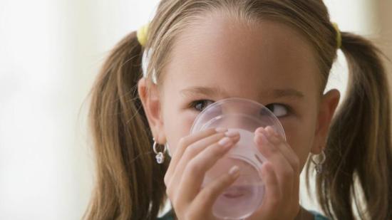 9-beneficios-del-agua-que-tu-hijo-necesita-para-su-desarrollo-cognitivo