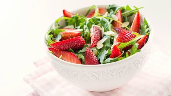 ensalada-fresas-arugula-receta