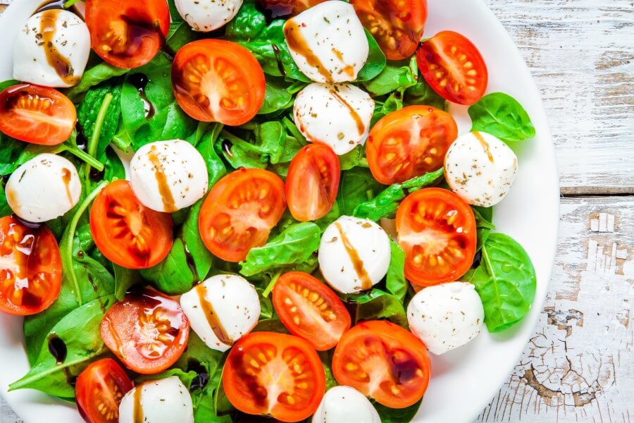 como-hacer-una-ensalada-caprese