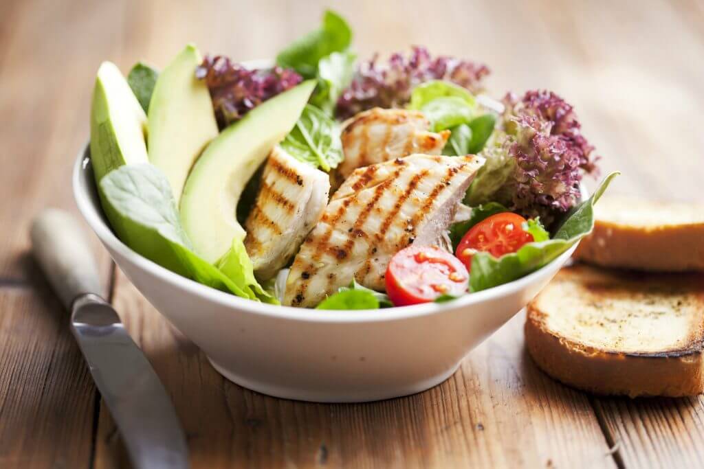 ensalada-aguacate-pollo-receta-como-preparar