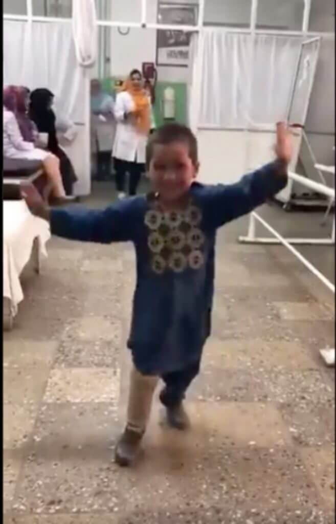 niño-afgano-baila-feliz-protesis