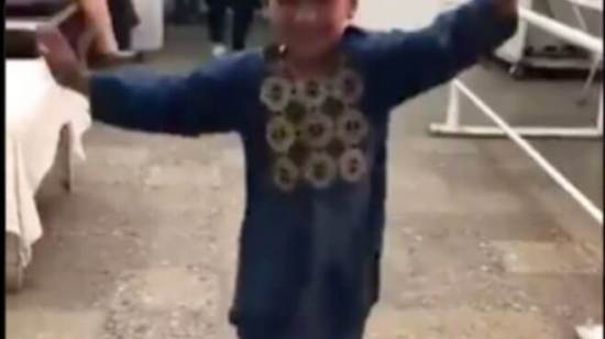 niño-afgano-baila-feliz-protesis