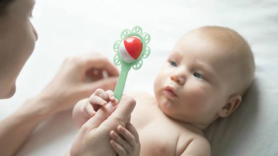 Tu-bebé-empieza-a-aprender-su-lengua-materna-desde-el-vientre-materno