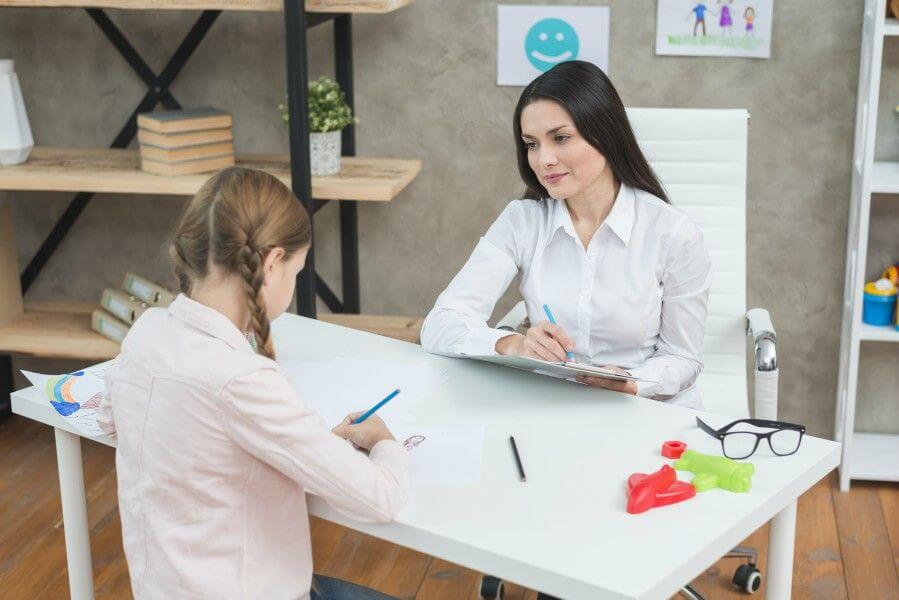 Errores-que-debes-evitar-en-tu-relación-con-el-maestro-de-tu-hijo