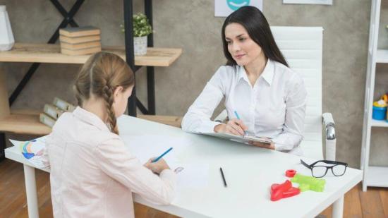 Errores-que-debes-evitar-en-tu-relación-con-el-maestro-de-tu-hijo