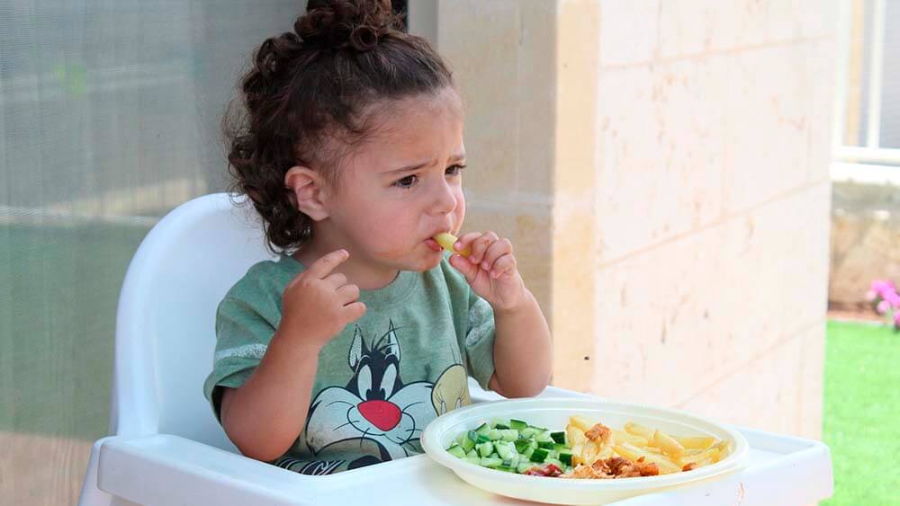 bebe comiendo