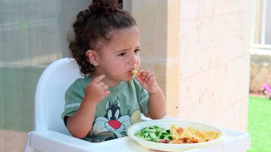 bebe comiendo
