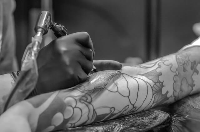 Por tatuarse, mujer pierde a su bebé