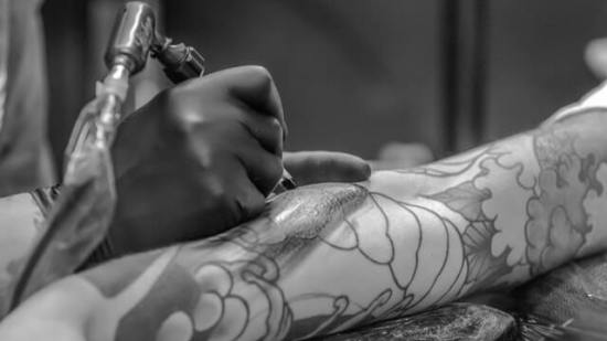Por tatuarse, mujer pierde a su bebé