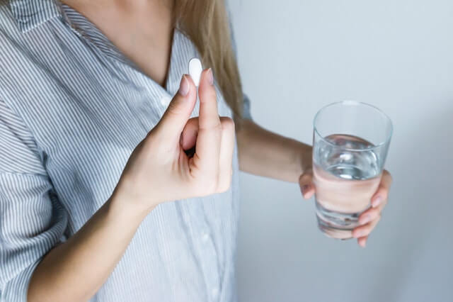 ¿Te duele la cabeza y le preguntas a tu vecina qué tomar?, ¿has probado todos los antigripales que te recomendaron tus amigos? ¡Alto! A veces, ingerir medicamentos sin receta podría ser peligroso. ¿Sabes cuándo es válido saltarte la consulta?