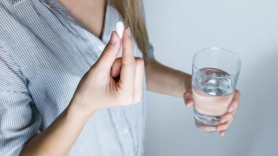 ¿Te duele la cabeza y le preguntas a tu vecina qué tomar?, ¿has probado todos los antigripales que te recomendaron tus amigos? ¡Alto! A veces, ingerir medicamentos sin receta podría ser peligroso. ¿Sabes cuándo es válido saltarte la consulta?