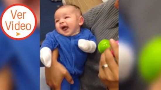 La emoción de un bebé al escuchar por primera vez