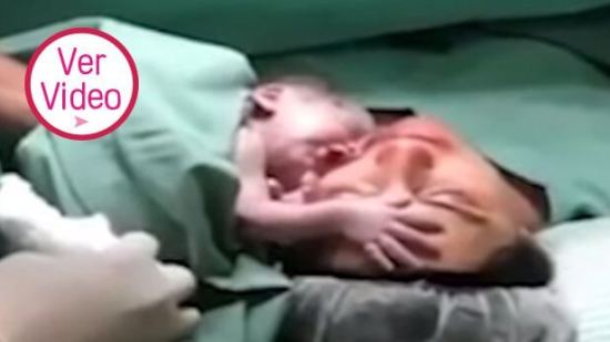 Bebito recién nacido no quiere que lo separen de su mamá