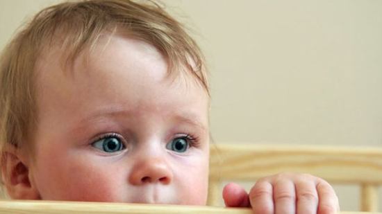 ¿Qué es la crisis de los extraños en bebés?