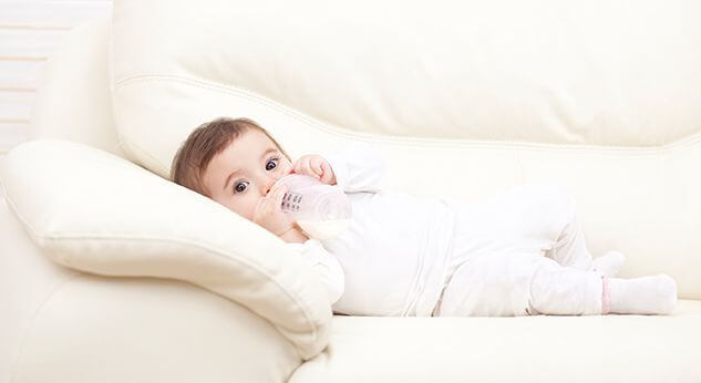 ¿Por qué no hay que dormir en el sofá con el bebé?
