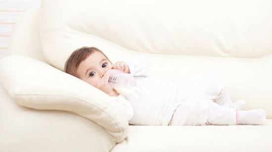 ¿Por qué no hay que dormir en el sofá con el bebé?