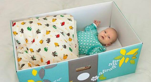 Bebés de Finlandia duermen en cajas de cartón