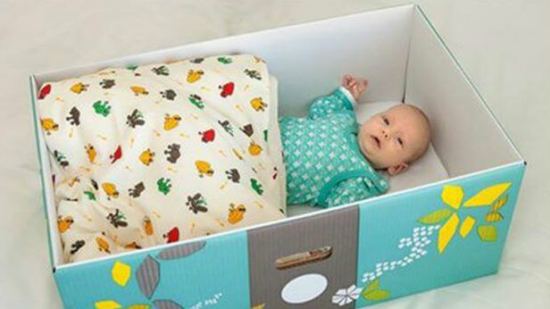 Bebés de Finlandia duermen en cajas de cartón