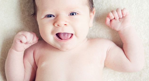 ¿Por qué cambia el tono de piel del bebé recién nacido?