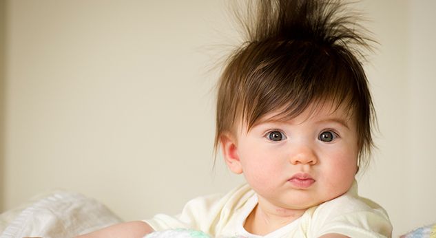 ¿Por qué cambia el color de cabello del bebé?
