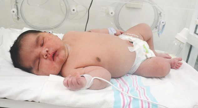 Nace uno de los bebés más grandes del mundo