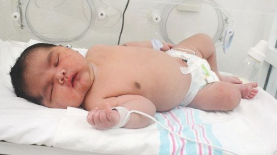 Nace uno de los bebés más grandes del mundo
