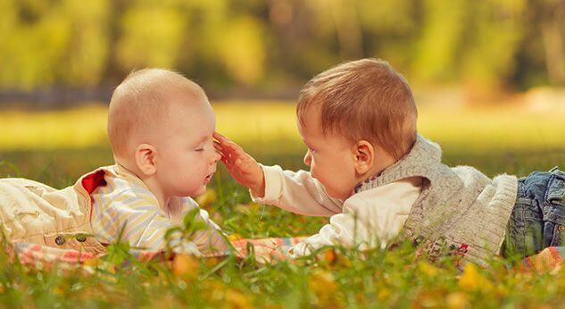 Los bebés hacen amigos antes de hablar