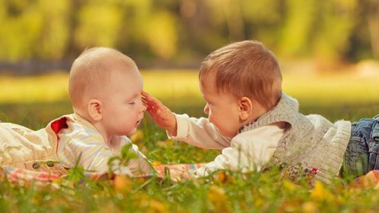 Los bebés hacen amigos antes de hablar