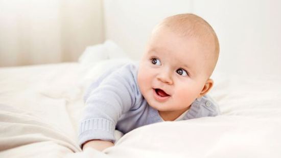 ¿Los bebés expresan emociones como los adultos?