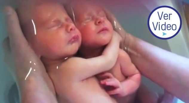 El tierno abrazo de gemelos recién nacidos