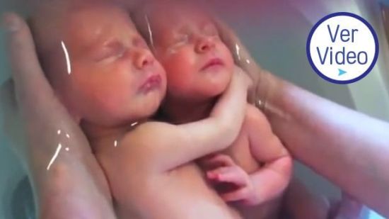 El tierno abrazo de gemelos recién nacidos