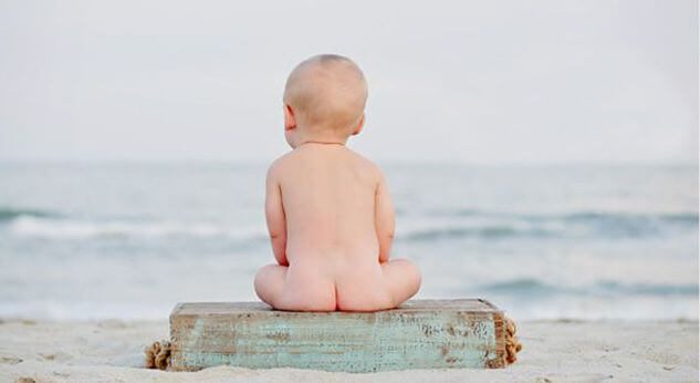 Juegos de estimulación para el bebé en la playa