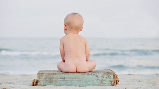 Juegos de estimulación para el bebé en la playa