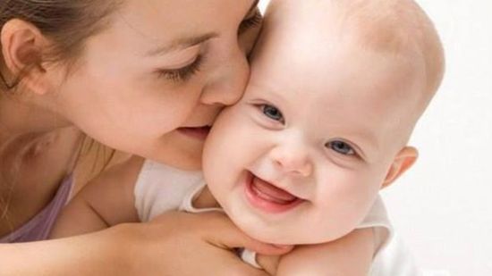 Estimula el desarrollo físico y mental de tu peque con cosquillas