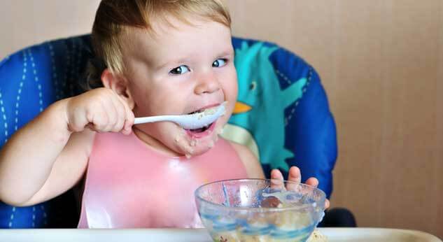 Enseña al bebé a comer solo