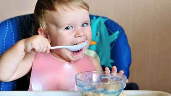 Enseña al bebé a comer solo