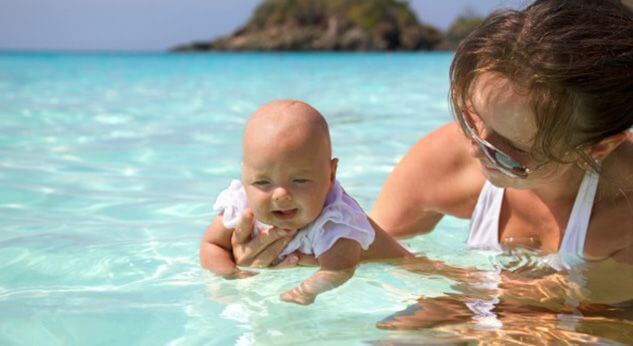 La primera vez de tu bebé en el mar