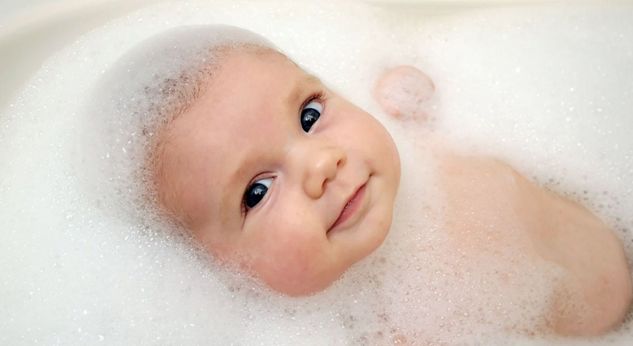 ¿Cuál es la mejor hora del día para bañar al bebé?