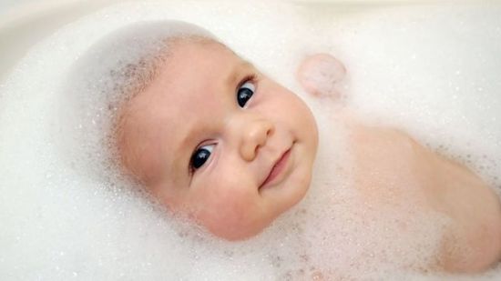 ¿Cuál es la mejor hora del día para bañar al bebé?