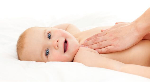 Beneficios de los masajes en los bebés