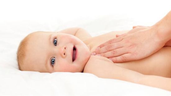 Beneficios de los masajes en los bebés