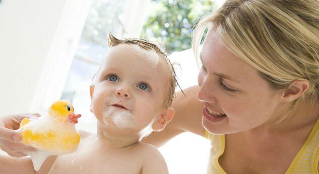 Beneficios de jugar con tu bebé al bañarlo